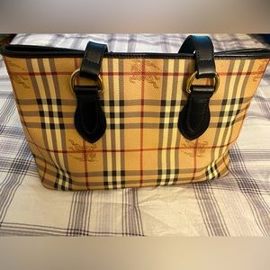 100% authentic beautiful Burberry shoulder bag
